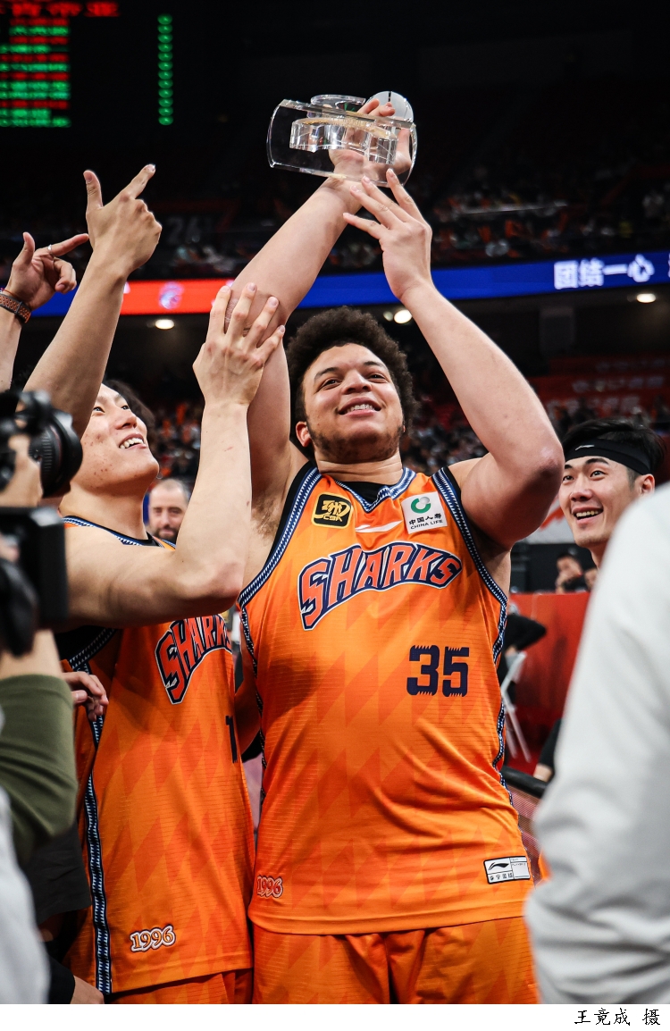 爱游戏-江苏男篮展现惊人实力，突破重围取得胜利