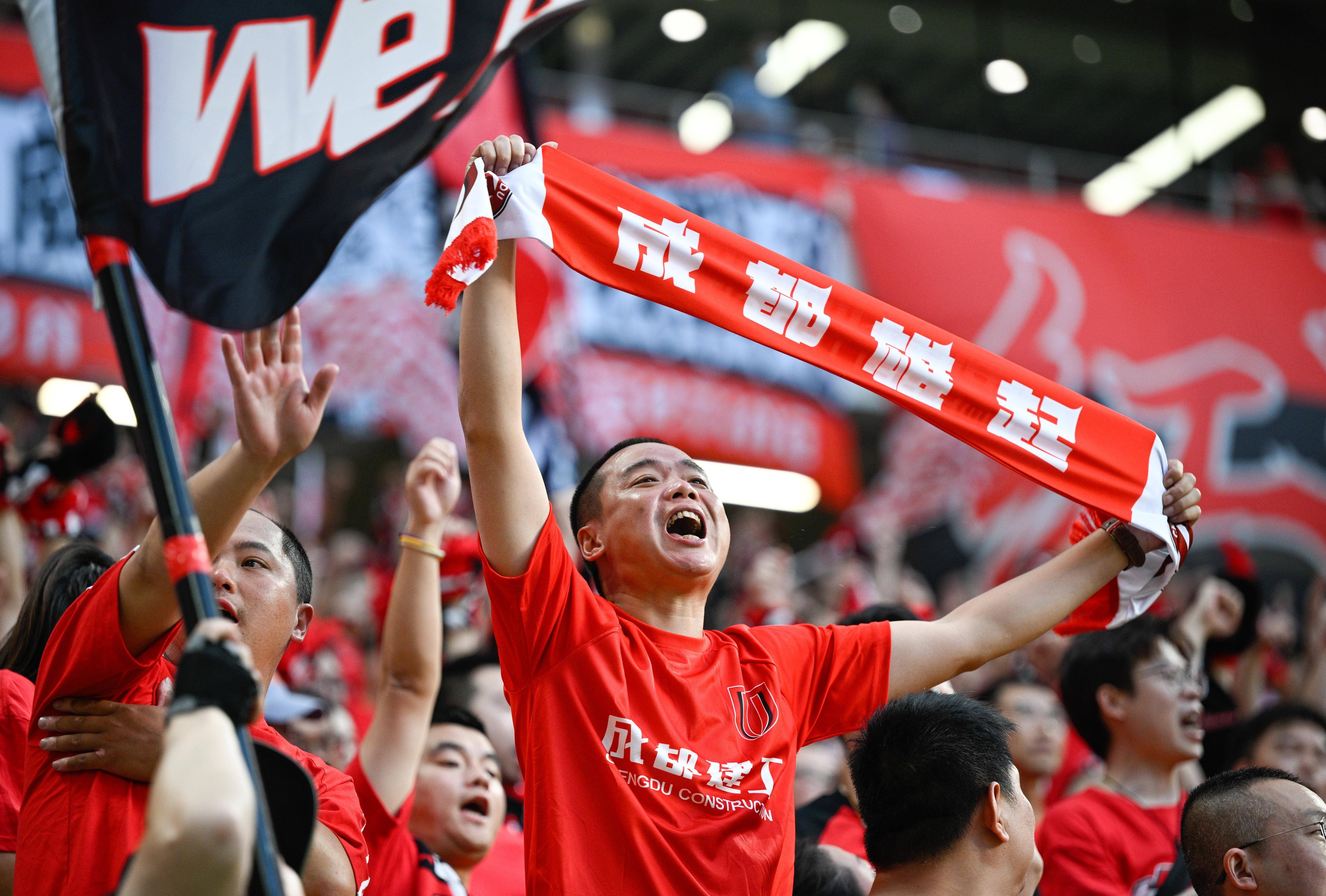 球场上的精彩瞬间，引发球迷无尽热议