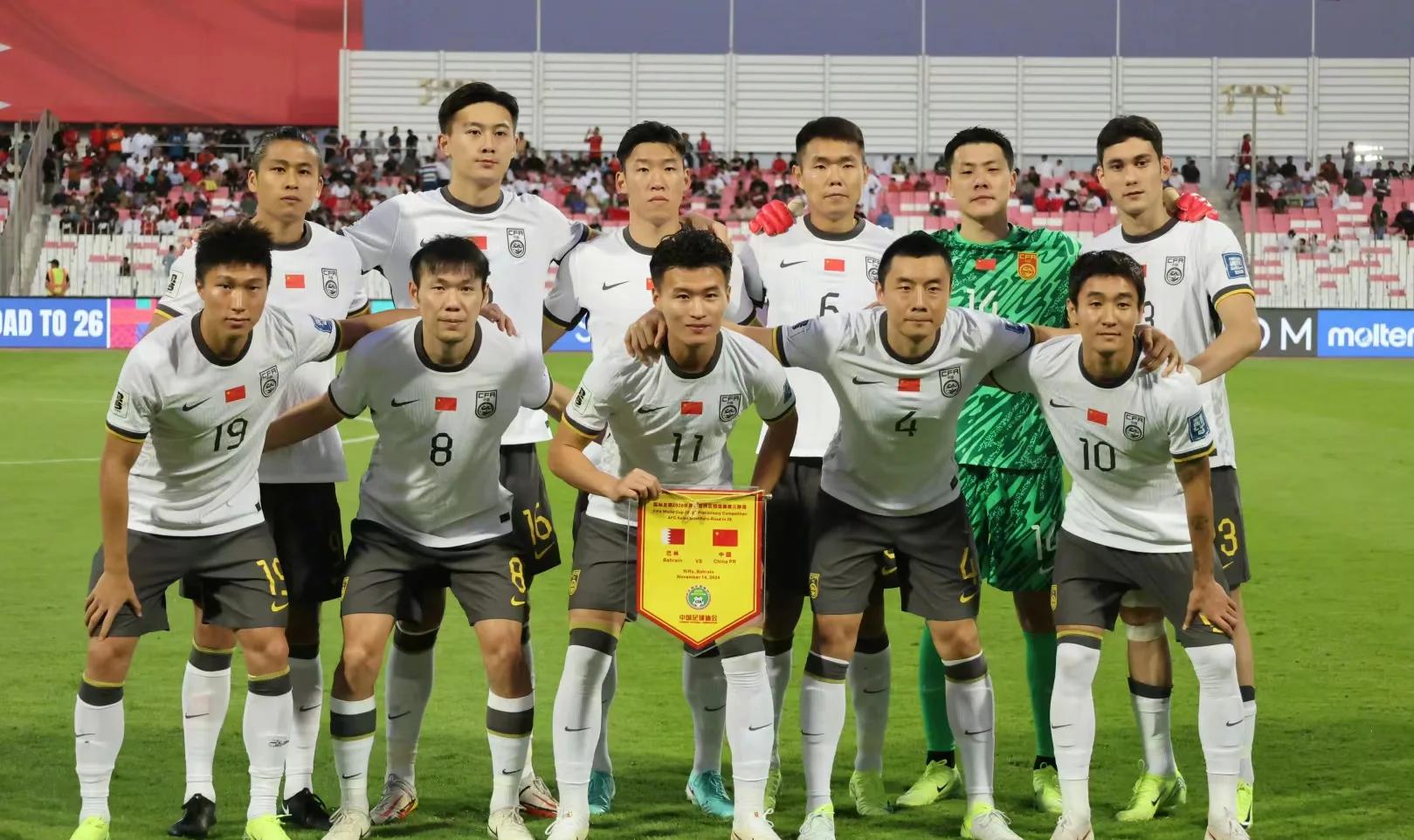 比拼不懈，球员们在场上奋力拼搏