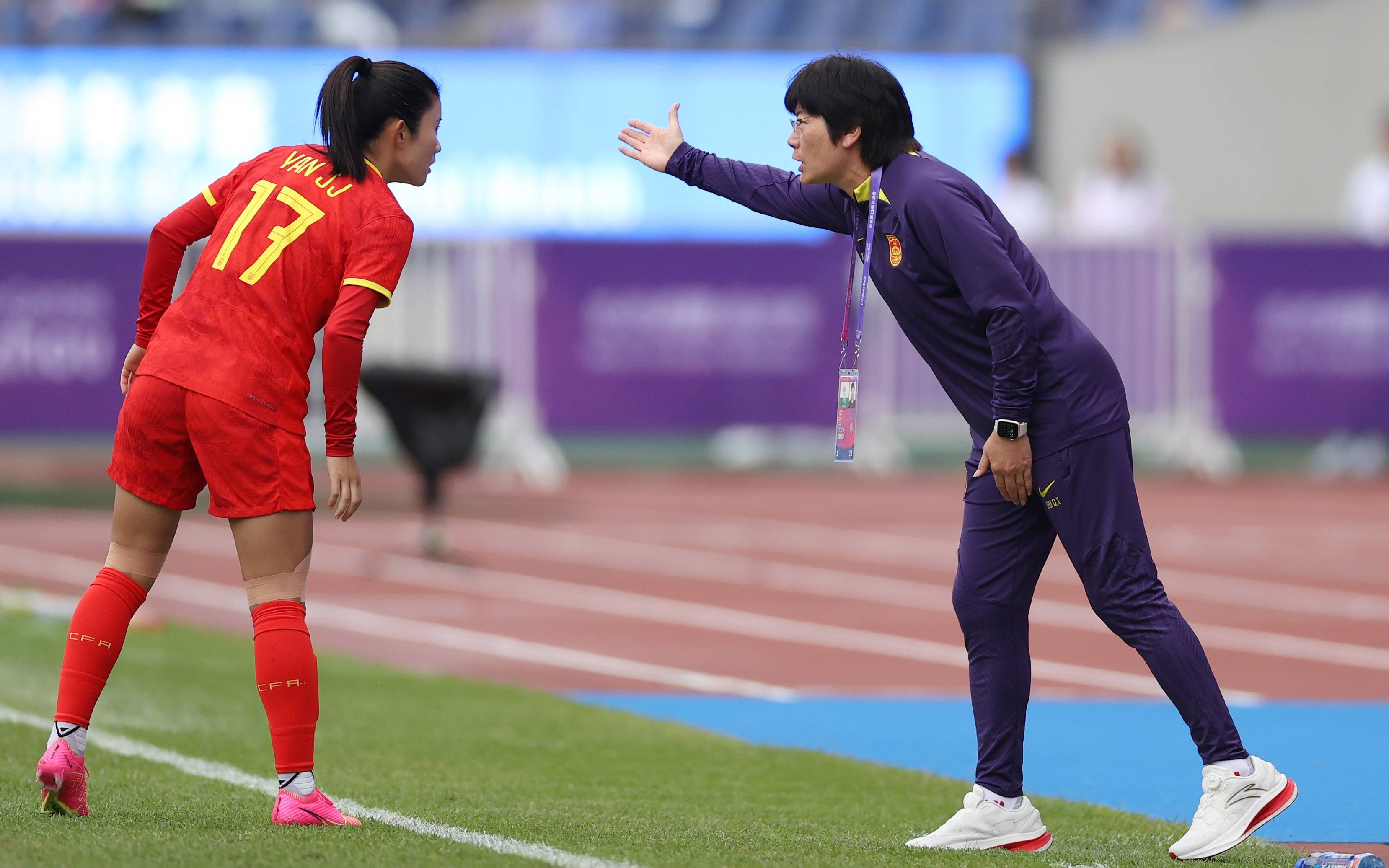 比赛中,中国女足队员们拼尽全力,赢得胜利的简单介绍 比赛中,中国女足队员们拼尽全力,赢得胜利的简单介绍