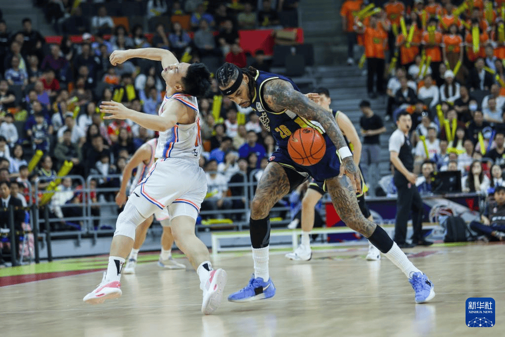 爱游戏官网-快速传球，球队连续进攻成功战胜对手