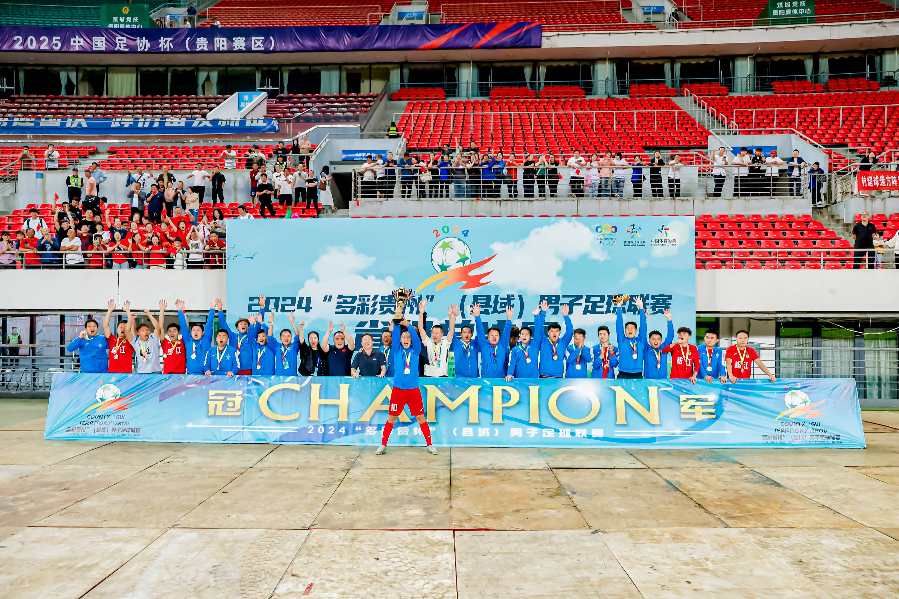 荷兰足球传奇带队晋级，赢得球迷喝彩