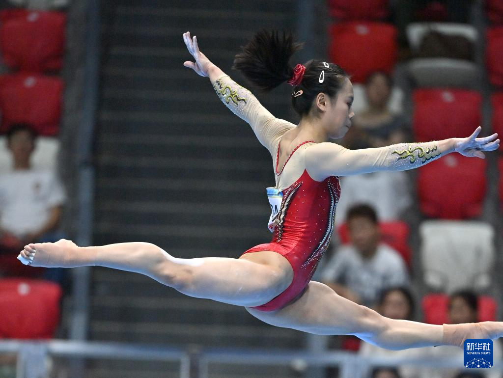 体操女子全能赛选手冲刺冠军争夺的简单介绍