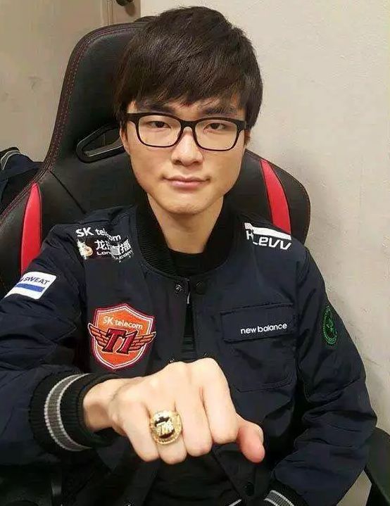 爱游戏在线登录-包含拳头公布S赛版本调整，ADC或将重回巅峰的词条