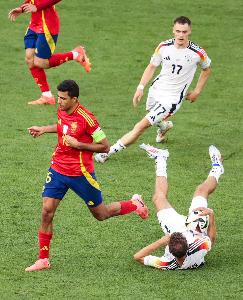 关于西班牙队备战下一场比赛,严谨训练的信息 关于西班牙队备战下一场比赛,严谨训练的信息