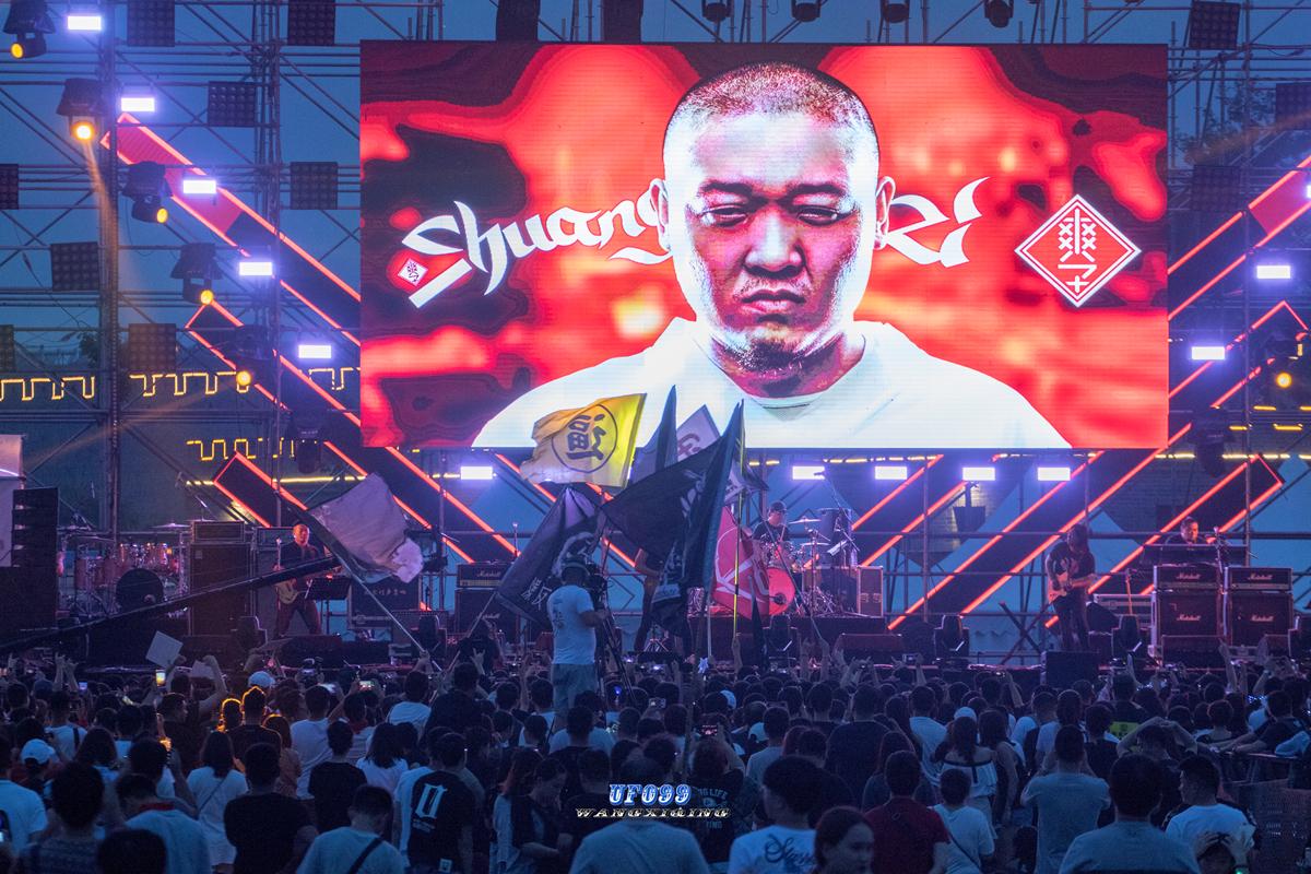 胡志明市篮球赛事吸引球迷观战，掀起狂潮