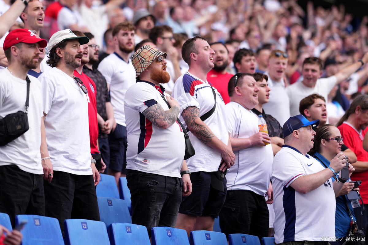 包含历史性足球赛事再次上演,球迷热情高涨的词条 包含历史性足球赛事再次上演,球迷热情高涨的词条