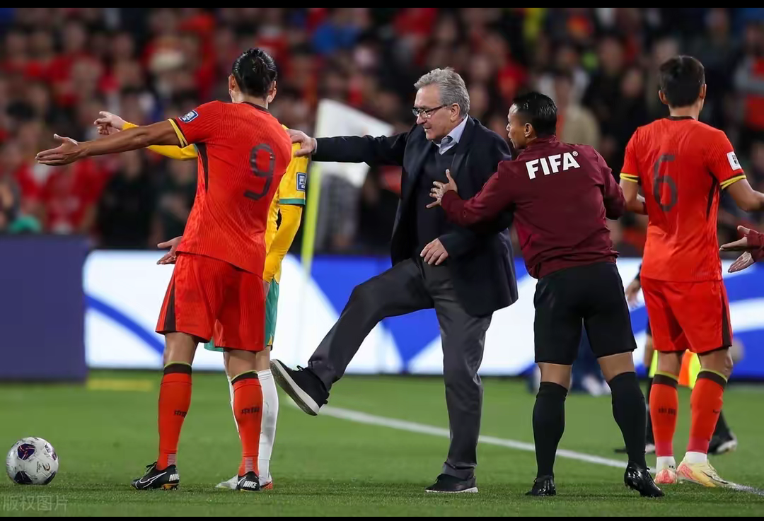 爱游戏官网网页版入口-欧预赛中发生的一幕，让球员和观众都感到震惊