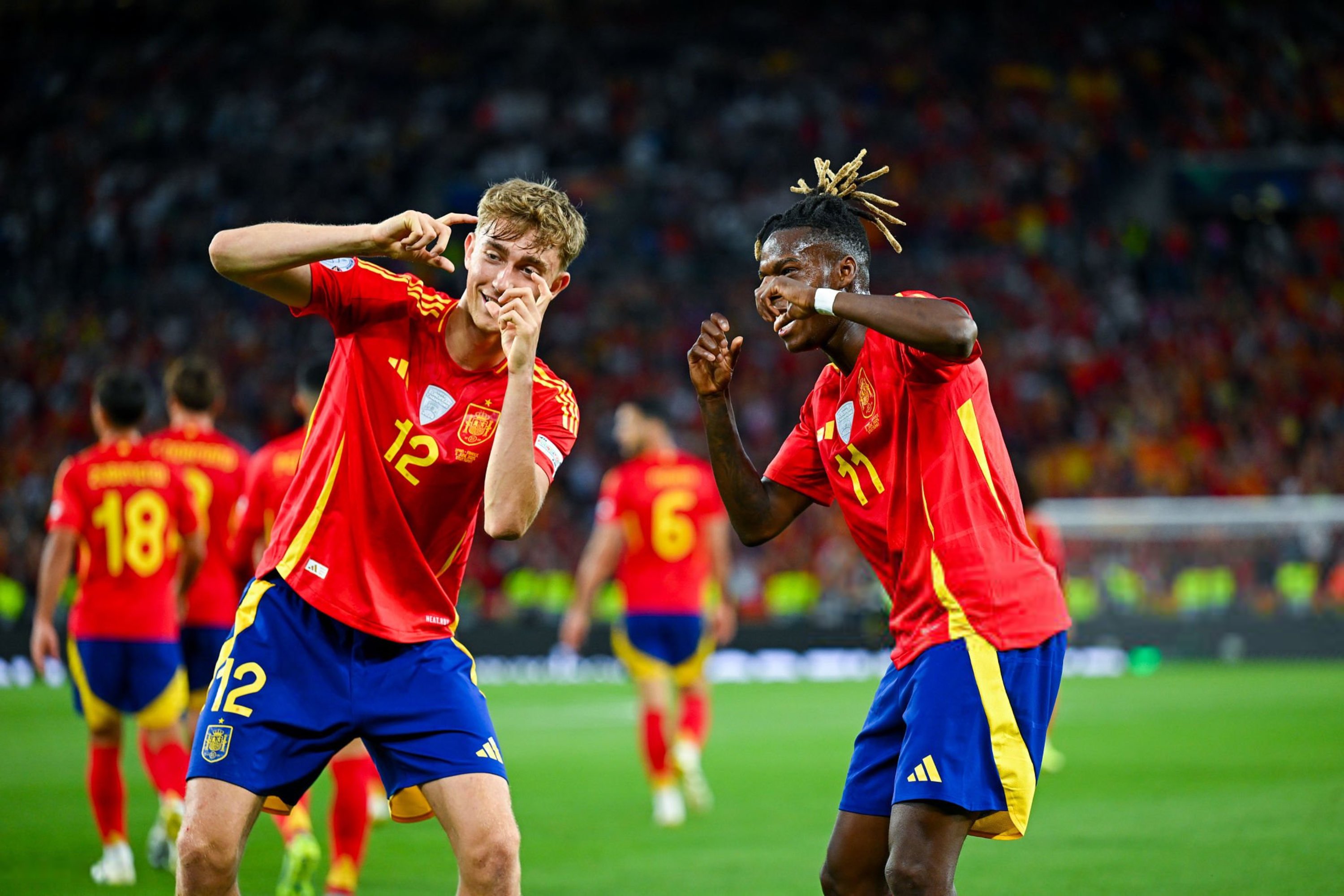 包含欧洲国家代表团鏖战欧洲杯，晋级大关紧逼的词条