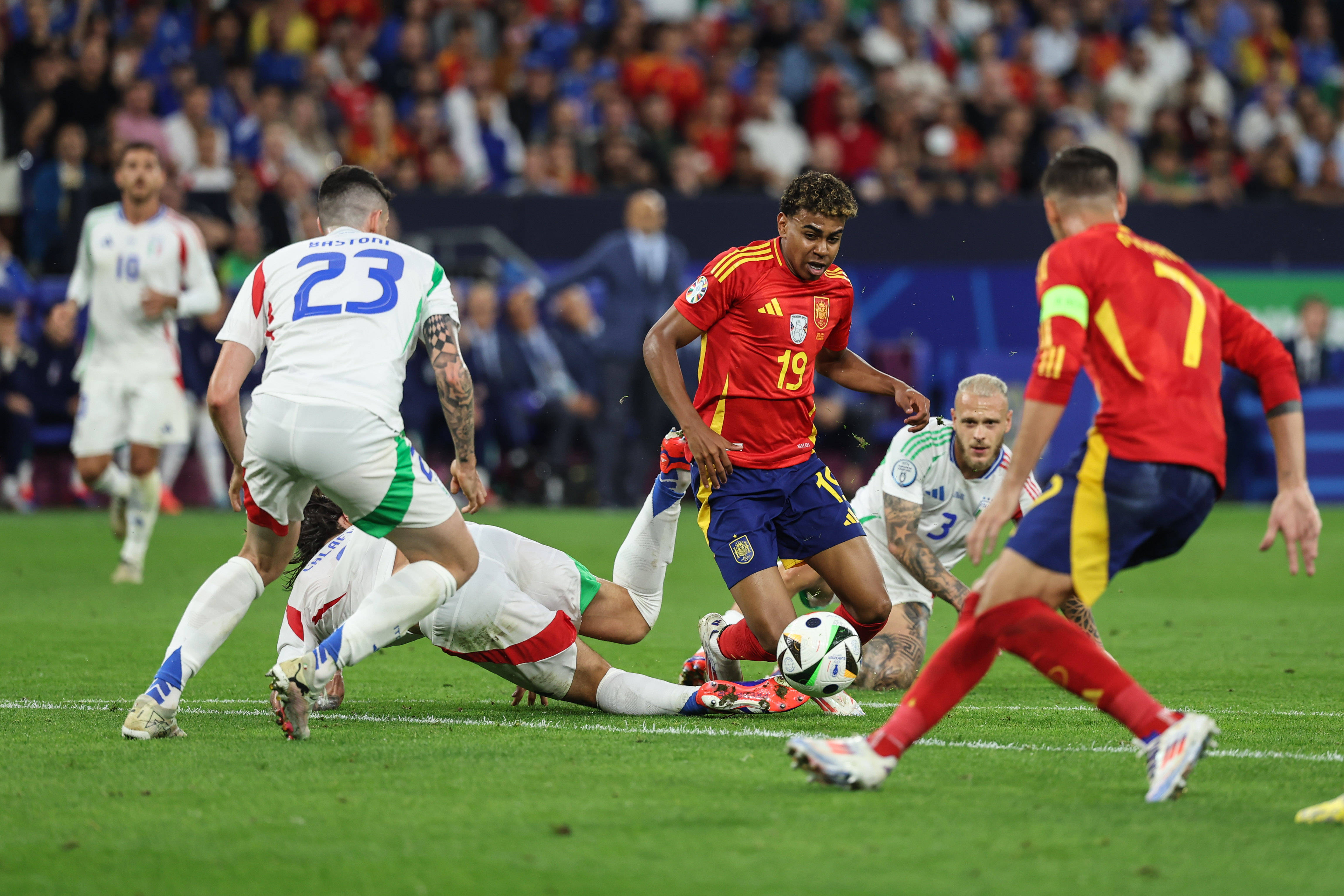 包含意大利足球锦标的激动人心比赛的词条